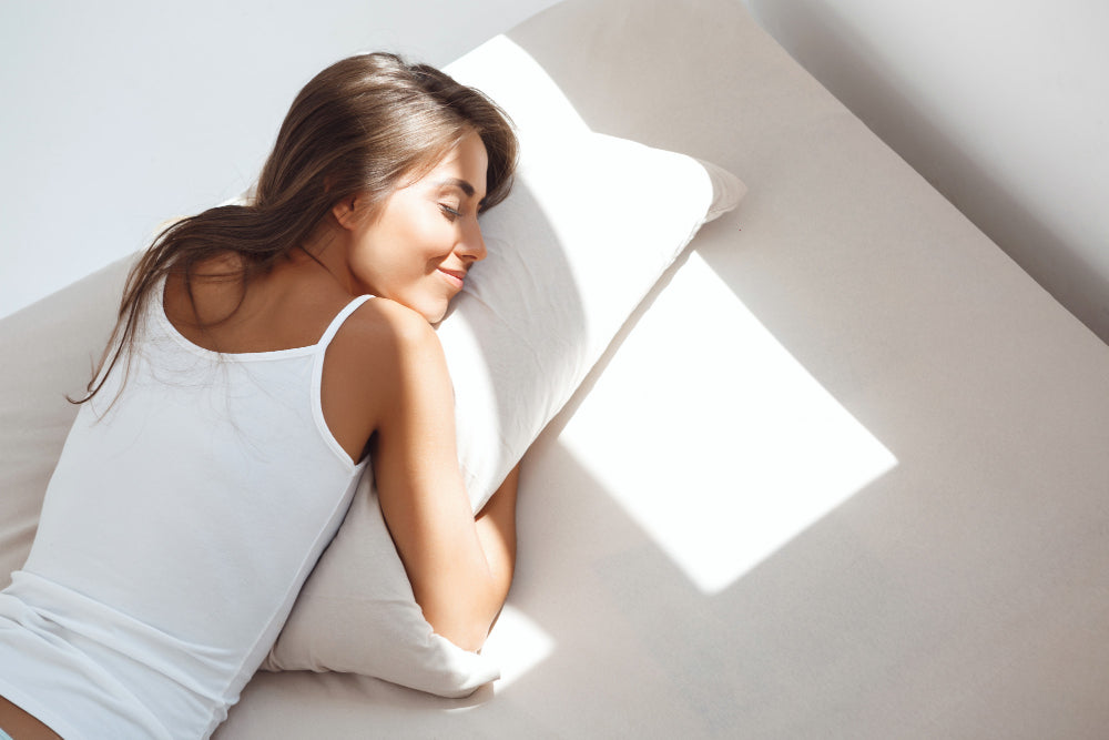 Illustration showing proper head and neck alignment at the best pillow height for comfortable, restorative sleep.