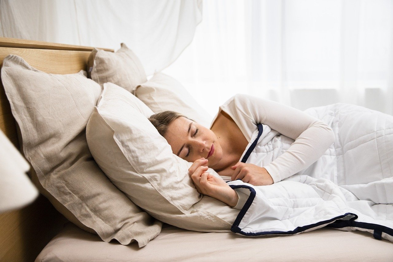 How to fold a fitted sheet