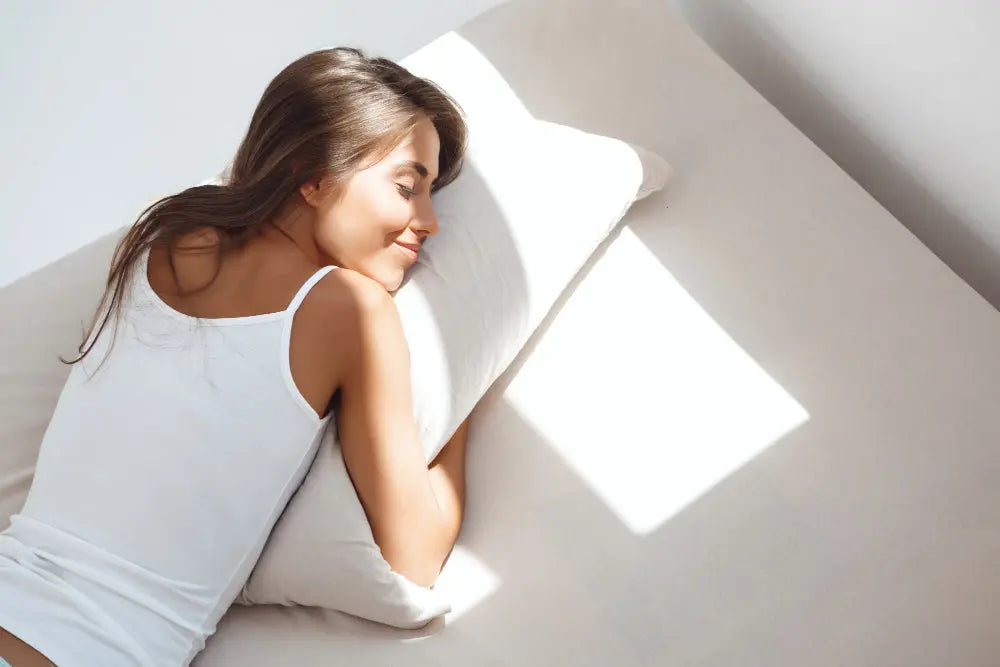 Illustration showing proper head and neck alignment at the best pillow height for comfortable, restorative sleep.